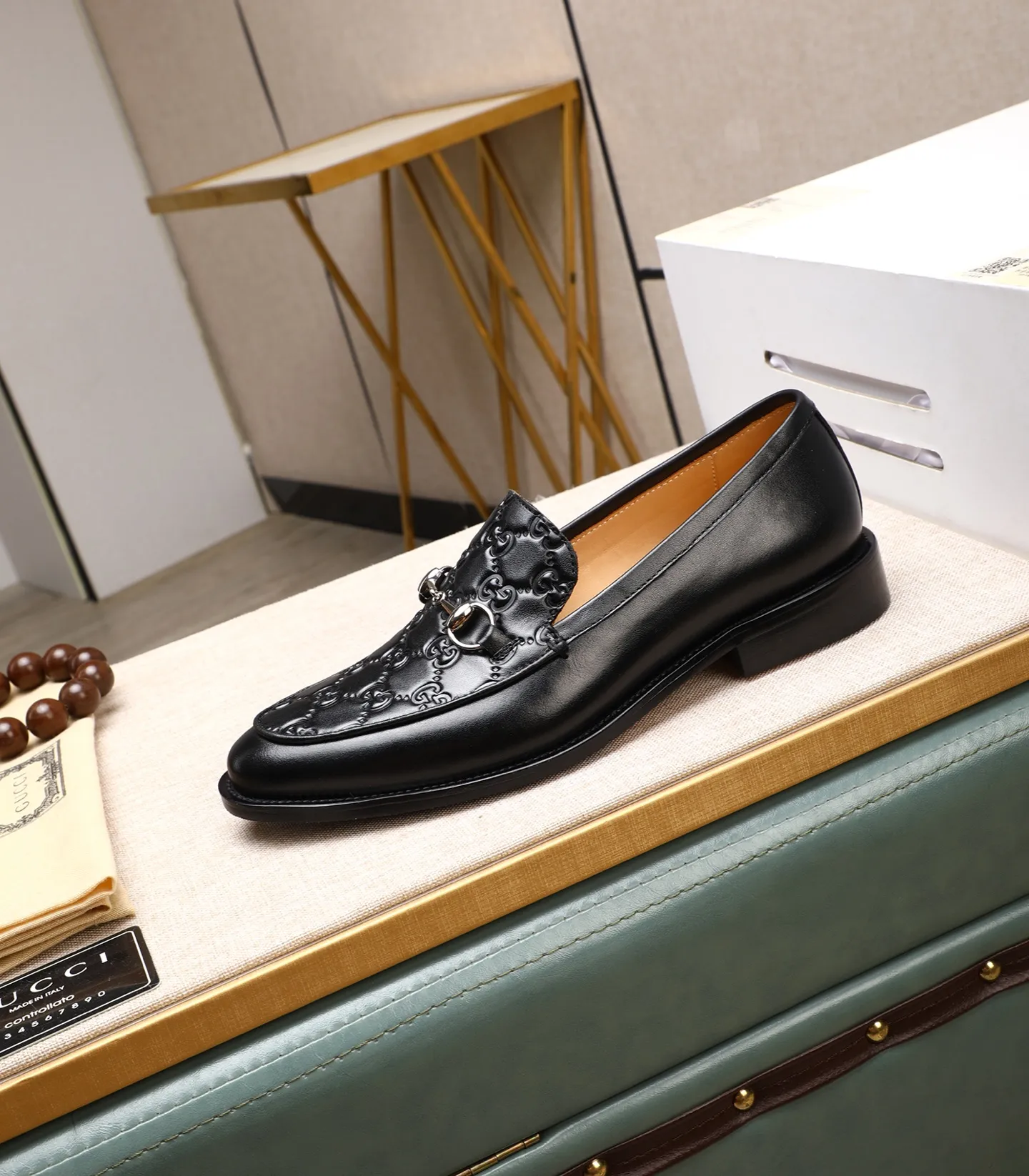 Men's shoes 💰520 (all cowhide) GUCCI high-end formal leather shoes. Original imported first-layer calfskin from Italy. Water-dyed cowhide lining. Original hardware. I believe you will be impressed from the first time you see it. The avant-garde style can no longer fully interpret its elegance. AAA grade rubber outsole. Super comfortable. The original last from the counter ensures its original version and quality. The simple upper ensures its comfort and breathability. A pair of truly good shoes has its own unique soul, prestigious quality, regular size 38-44